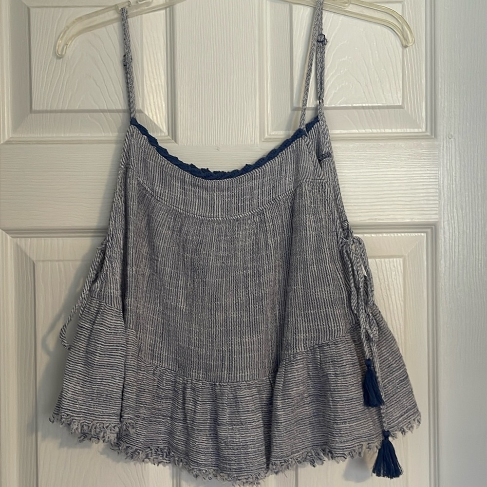 Medium top with adjustable straps.